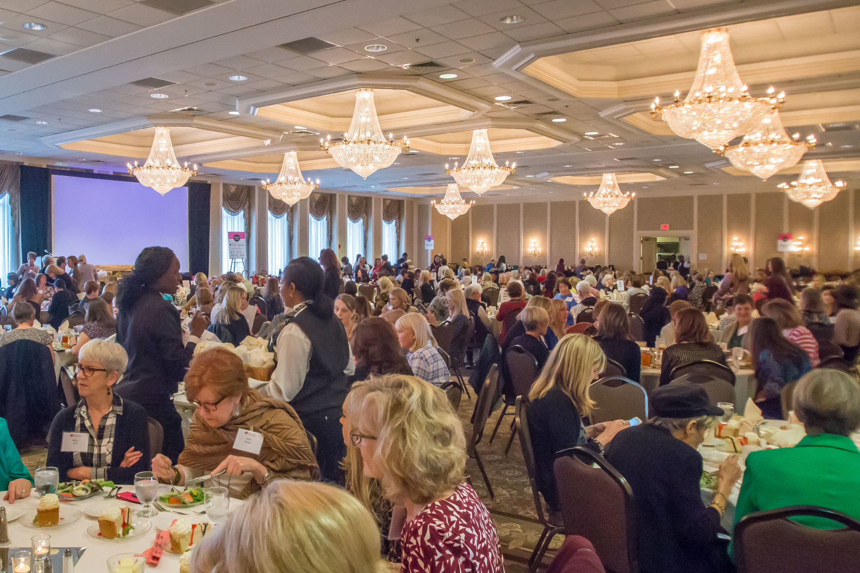 102018handbagstoendhunger40.jpg